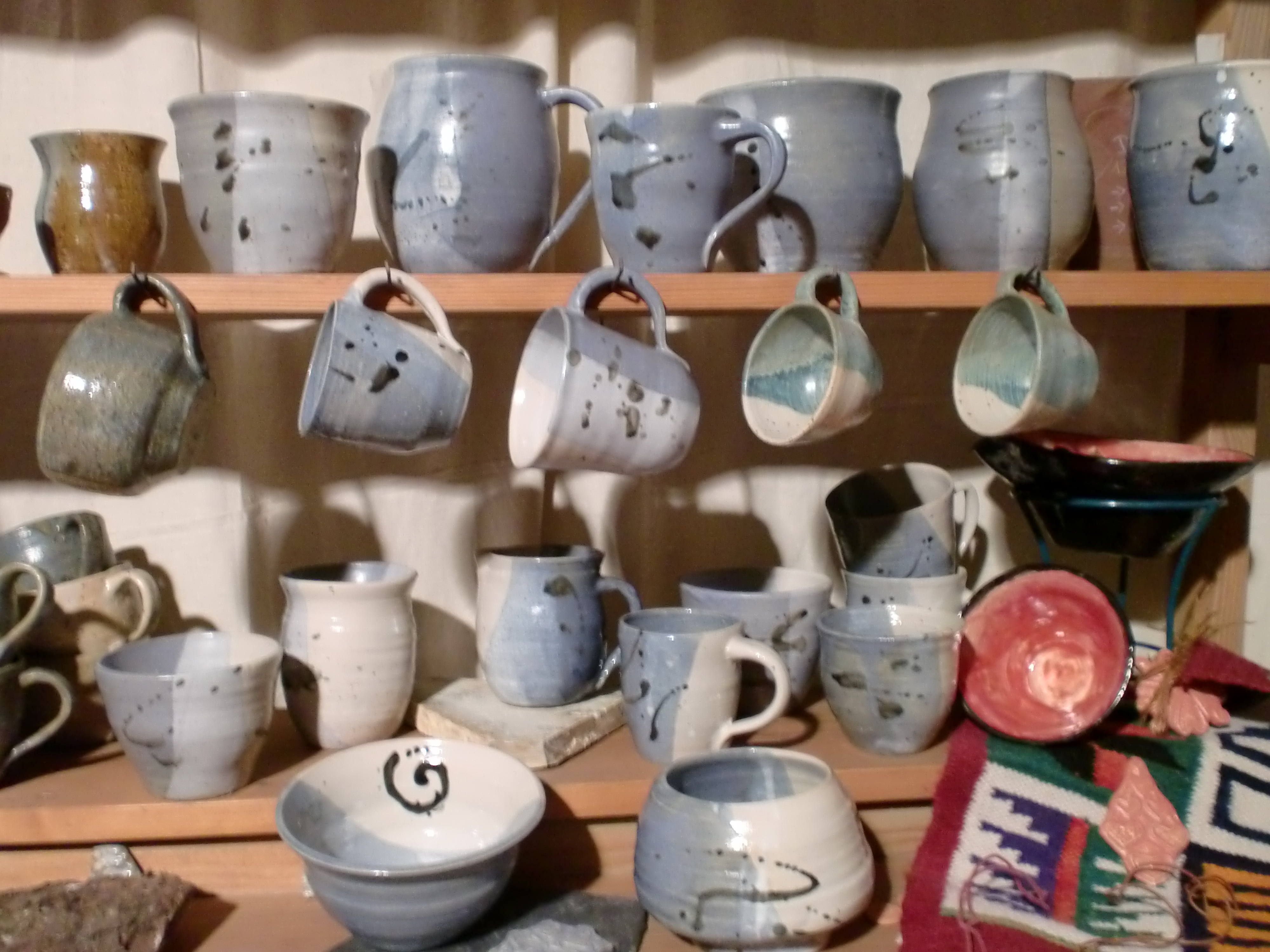 Einblick in die Werkstatt, blau-weiße Glasur